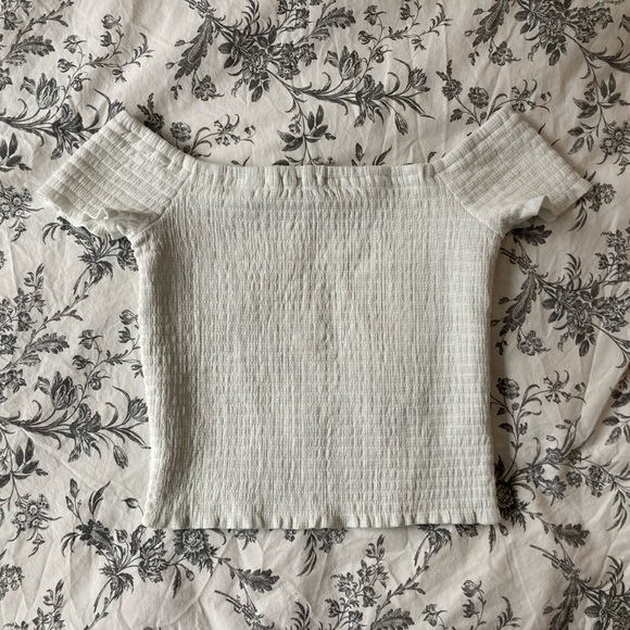 DYNAMITE White Off Shoulder Smocked Short Sleeve Crop Top ✨ 50% OFF BUNDLES ✨ - Picture 3 of 4